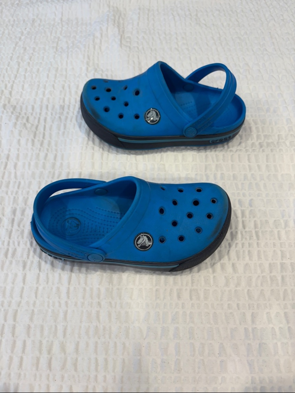 CROC kids clog style sandals
Size 10